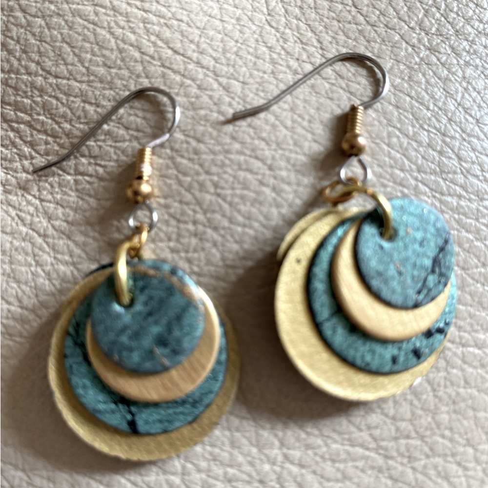 Lightweight drop earrings